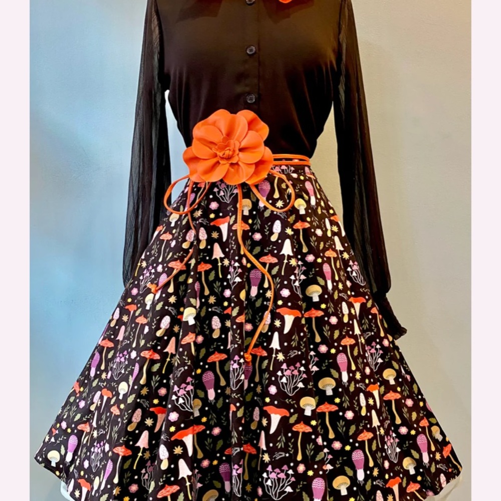 Mushroom full skirt with pockets!never been worn. New with tags!